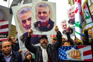 VIDEO: El supuesto ataúd del general Soleimani cuando es trasladado en avión a Teherán