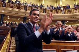 Sánchez estrena gobierno subiendo pensiones y prometiendo diálogo en Cataluña