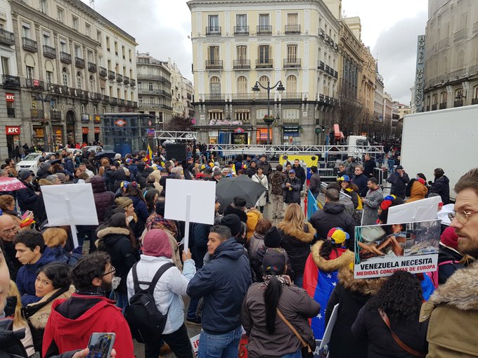 Venezolanos se concentran en la Puerta del Sol de Madrid para brindar su apoyo a Juan Guaidó (FOTO)