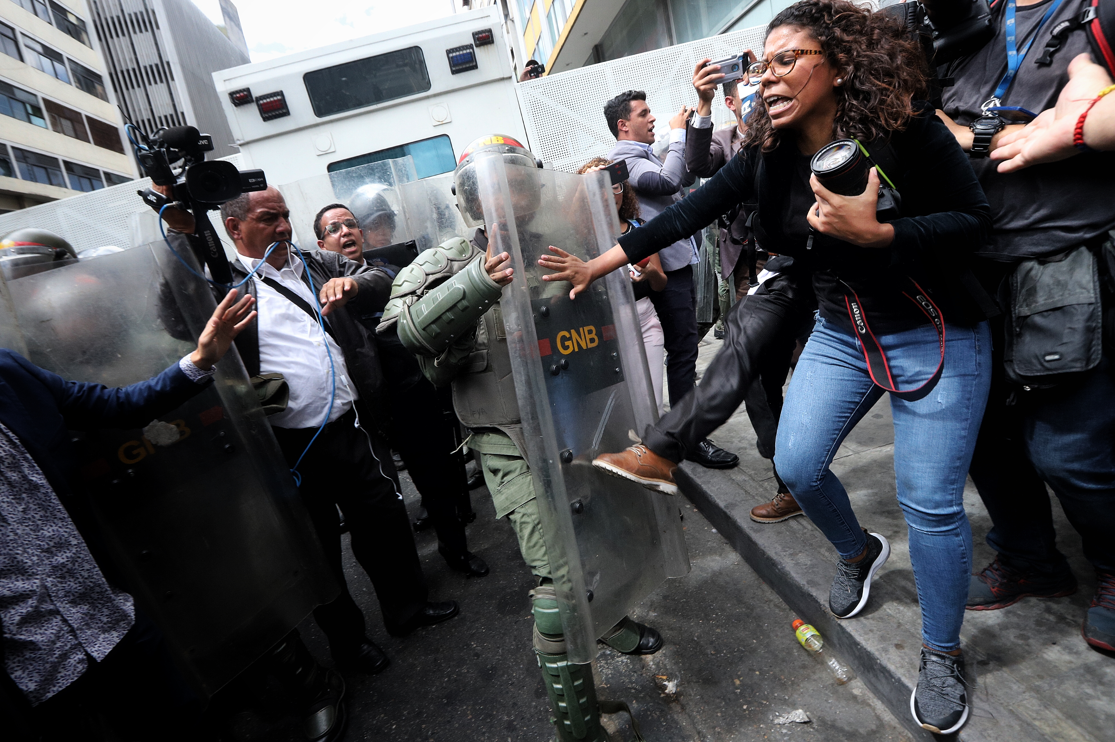 Las imágenes que dan la vuelta al mundo del Golpe del régimen de Maduro a la AN #5Ene