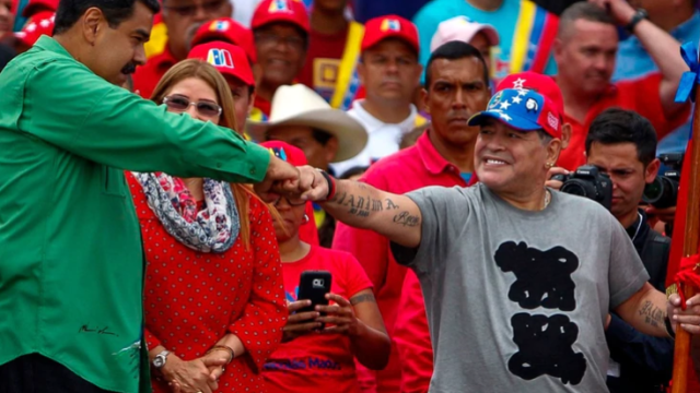 Diego Maradona mantiene una estrecha relación con el dictador Nicolás Maduro