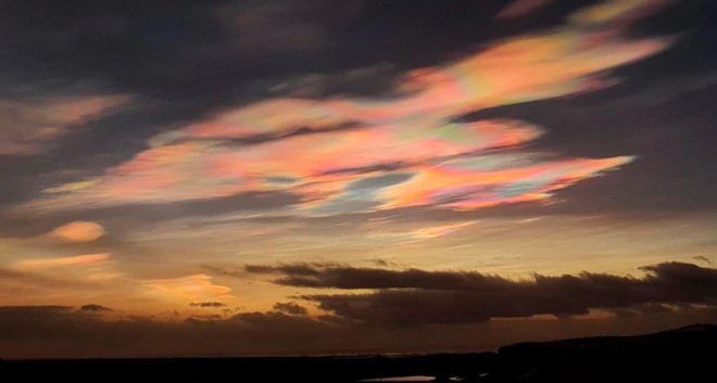 Descubre cuál es el peligro de las nubes iridiscentes que sorprende a Islandia