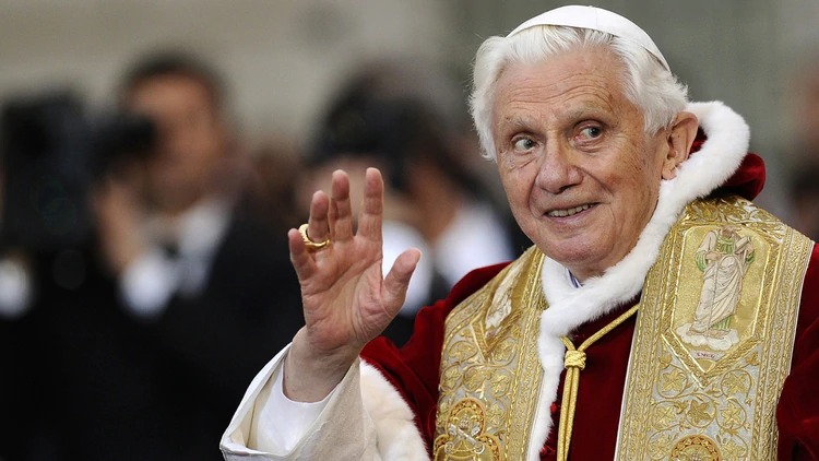 El papa emérito Benedicto XVI rompe el silencio en defensa del celibato de los sacerdotes