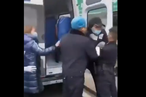 EN VIDEO: Registran instante en que contagiados por el virus chino intentan escapar de una ambulancia