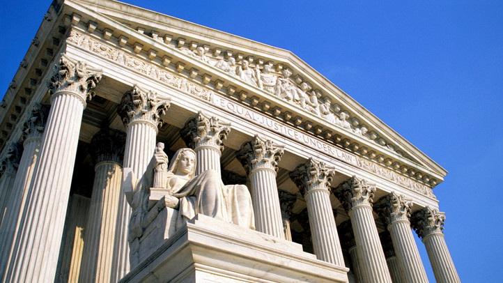 Corte Suprema da luz verde a polémica regla de “carga pública”