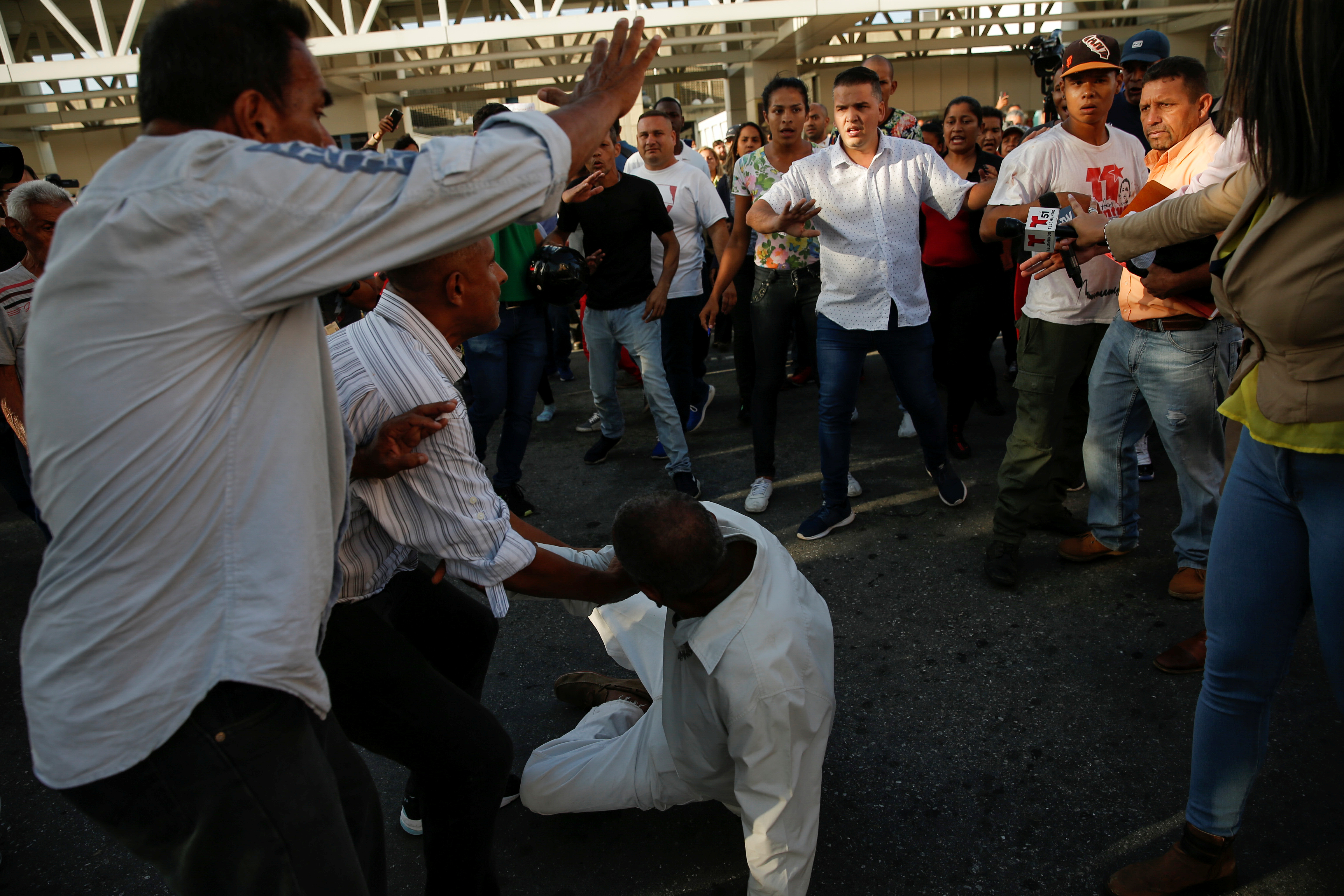 Apevex condena brutal ataque de paramilitares de Maduro a periodistas
