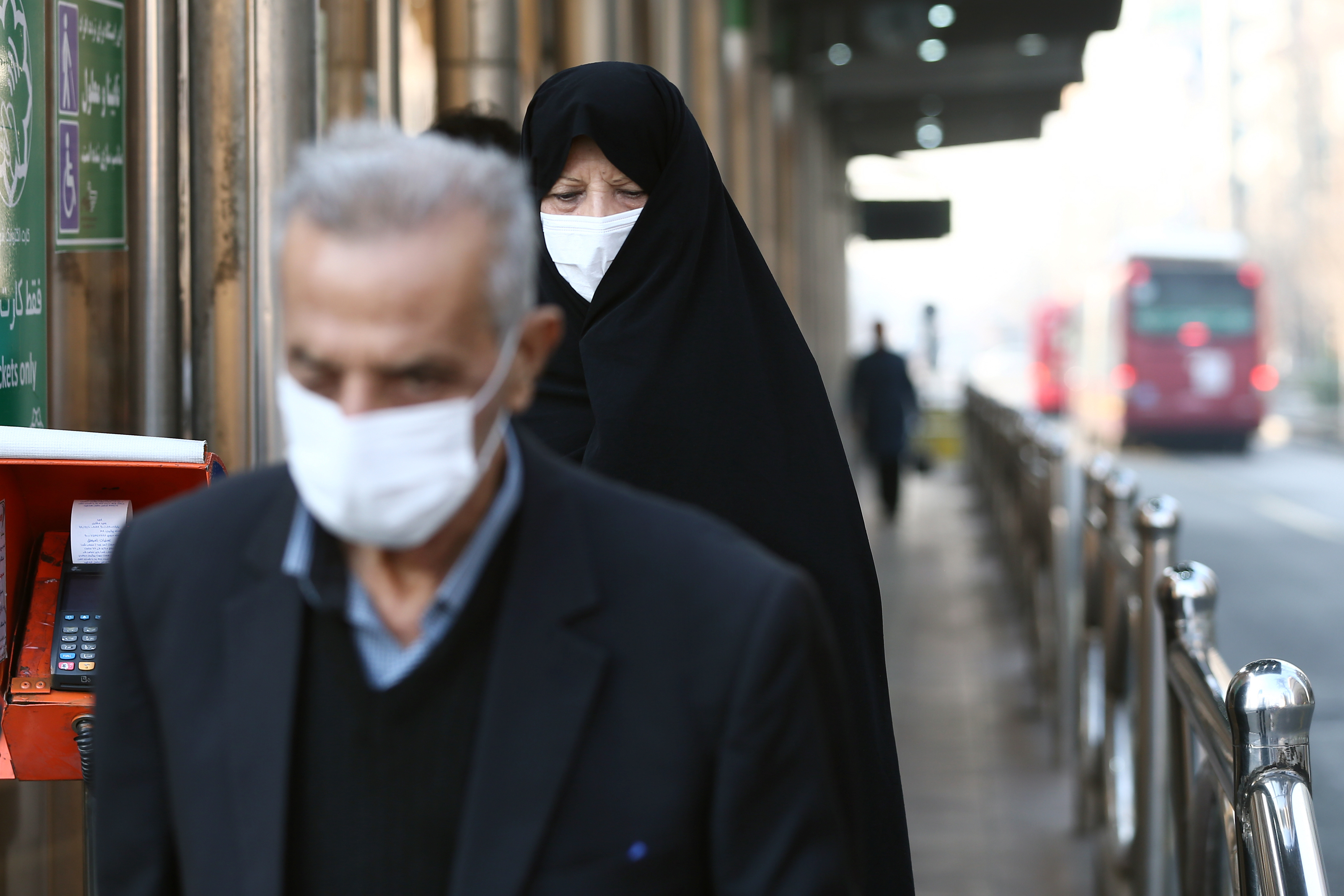 Suben a 988 los muertos por coronavirus en Irán, que prohíbe fiesta de fuego