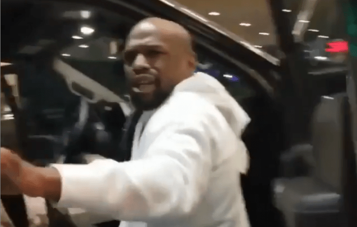 Violento: La reacción de Floyd Mayweather cuando un fanático le pidió una foto