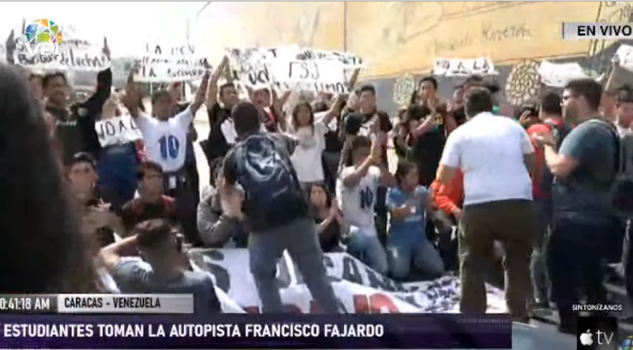 Estudiantes realizan protesta en la autopista Francisco Fajardo a la altura de Plaza Venezuela  #12Feb (VIDEO)