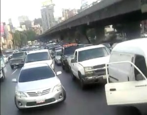 En VIDEO: El aterrador tiroteo entre las Faes y antisociales en la autopista Francisco Fajardo