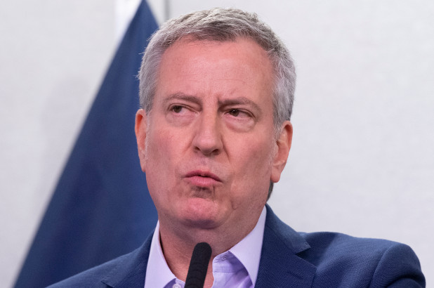 De Blasio defiende mantener las escuelas abiertas en medio de la crisis del coronavirus