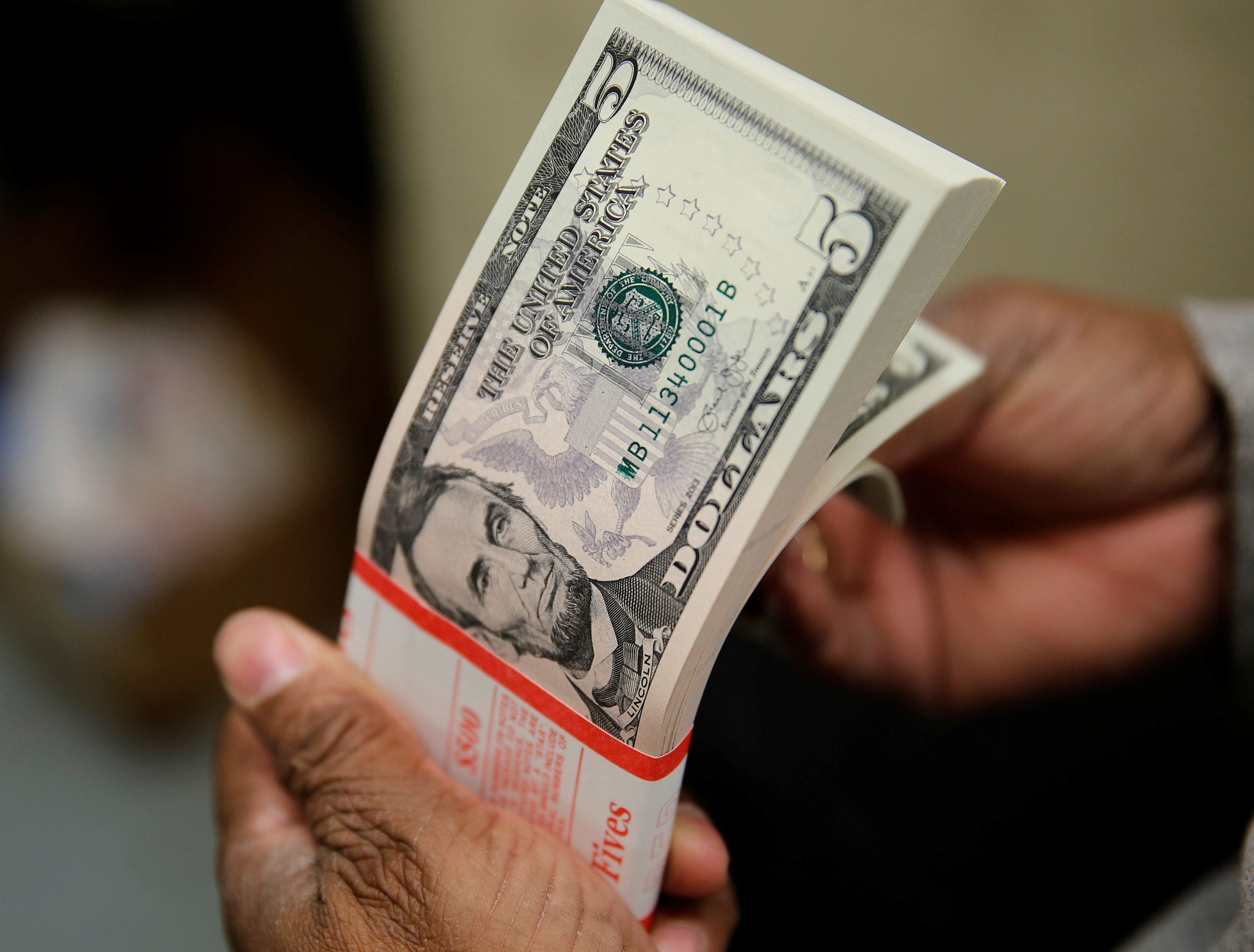 El País: Maduro bendice circulación de dólares pese a su disputa con Washington