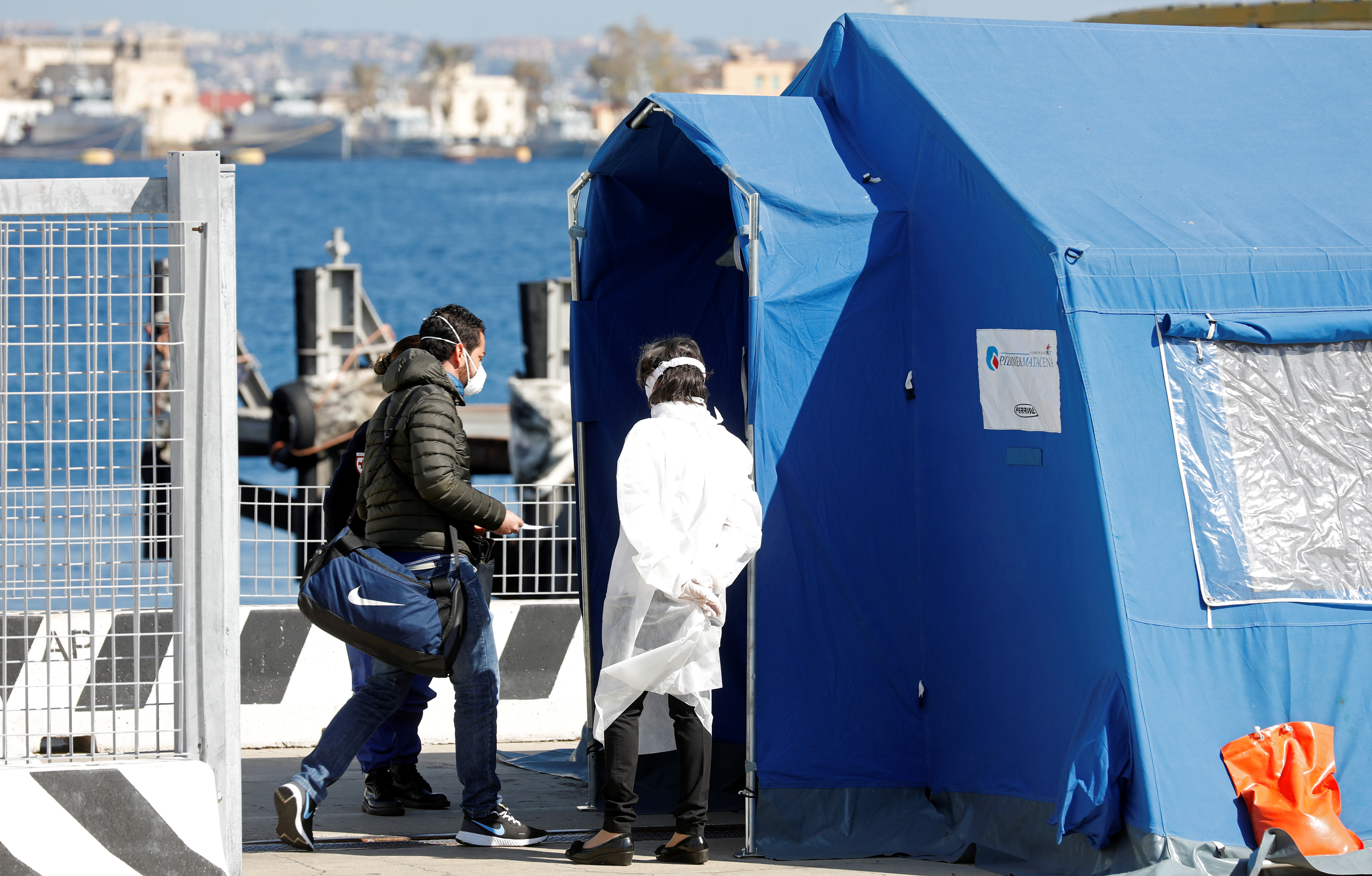Italia mantendrá puertos cerrados a migrantes durante la emergencia del coronavirus