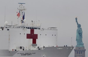 Una docena de médicos venezolanos presta servicio en el USNS Comfort