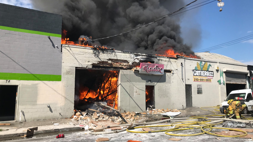 Al menos tres heridos por incendio en inmueble en el Downtown de Los Ángeles