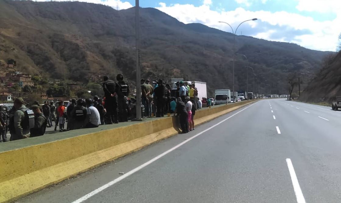 Paso restringido en la autopista Gran Mariscal de Ayacucho por incendio de vehículo (Fotos)