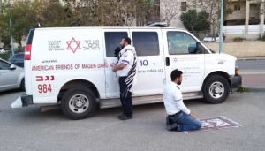 Un paramédico musulmán y otro judío rezan juntos: Una icónica foto en medio de la pandemia