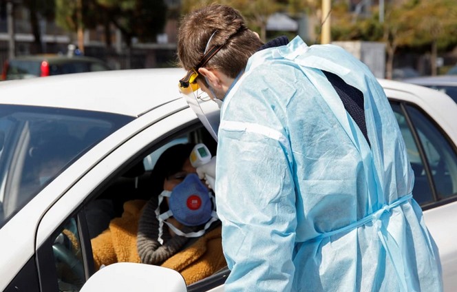 Un voluntario recibe este #16Mar la primera dosis experimental contra el coronavirus