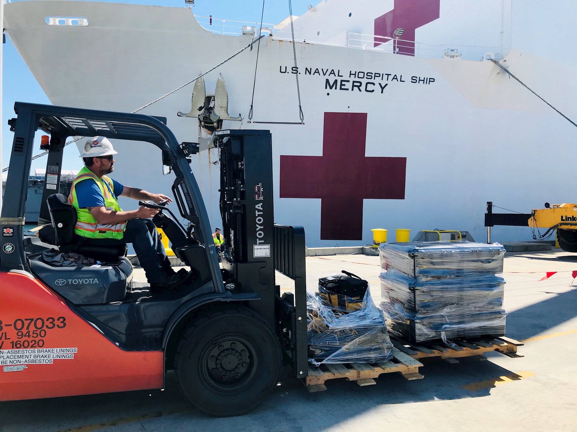 El buque hospital USNS Mercy anclará en California por el coronavirus (VIDEO)