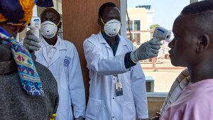 OMS tilda de racistas declaraciones donde proponen a África como “terreno de pruebas” para vacunas