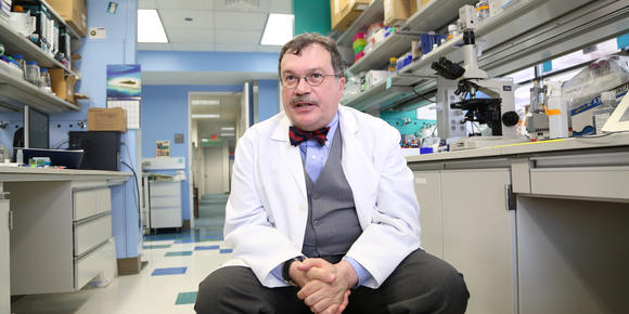 Este doctor de Texas estuvo cerca de encontrar una vacuna para el coronavirus hace años