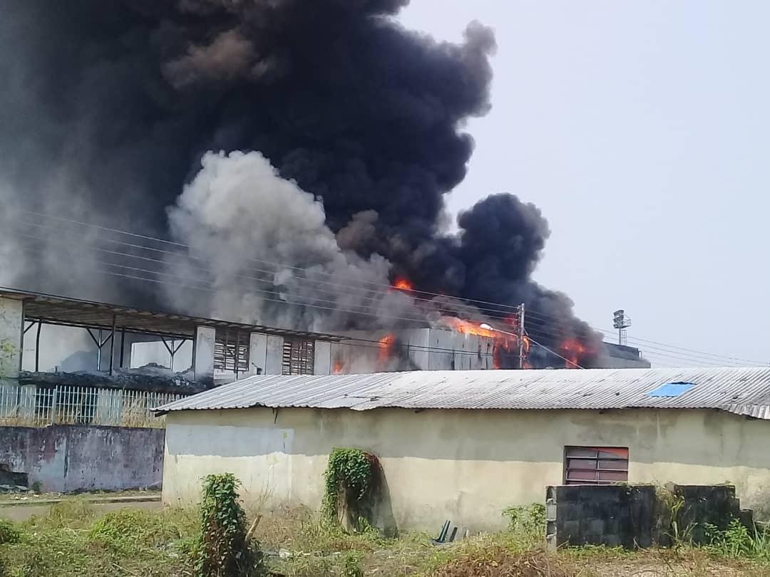 Un incendio arrasó con el estadio Antonio José de Sucre en Puerto Ayacucho (fotos)