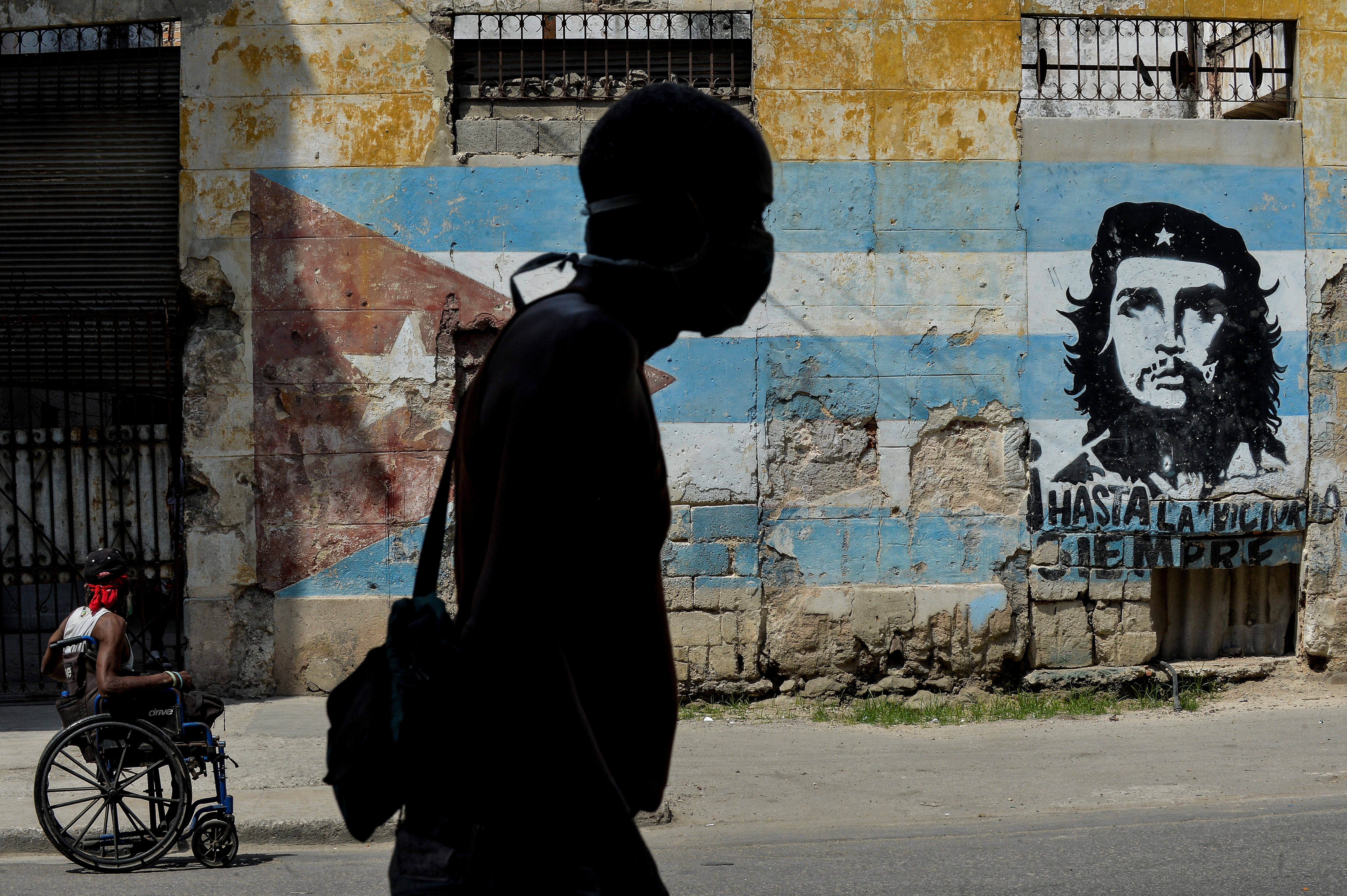 Marcar casas y más patrullas: Las medidas de Cuba en el peor momento de la pandemia