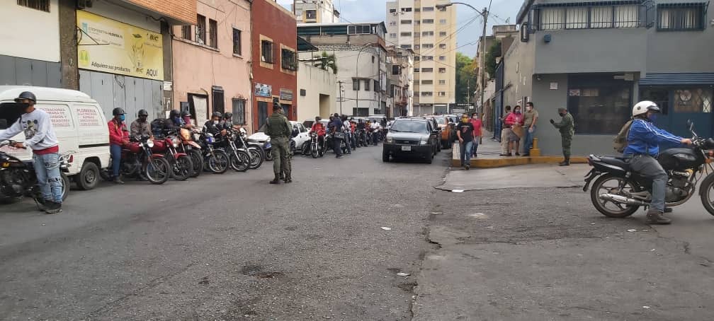 ¿Qué tan largas pueden ser las colas para la gasolina en Caracas? #29Abr (IMÁGENES)