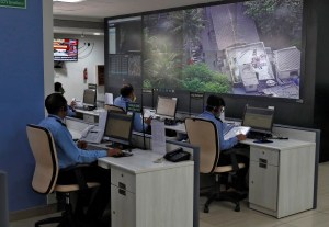 India trata de contener el virus en los suburbios con drones y tests