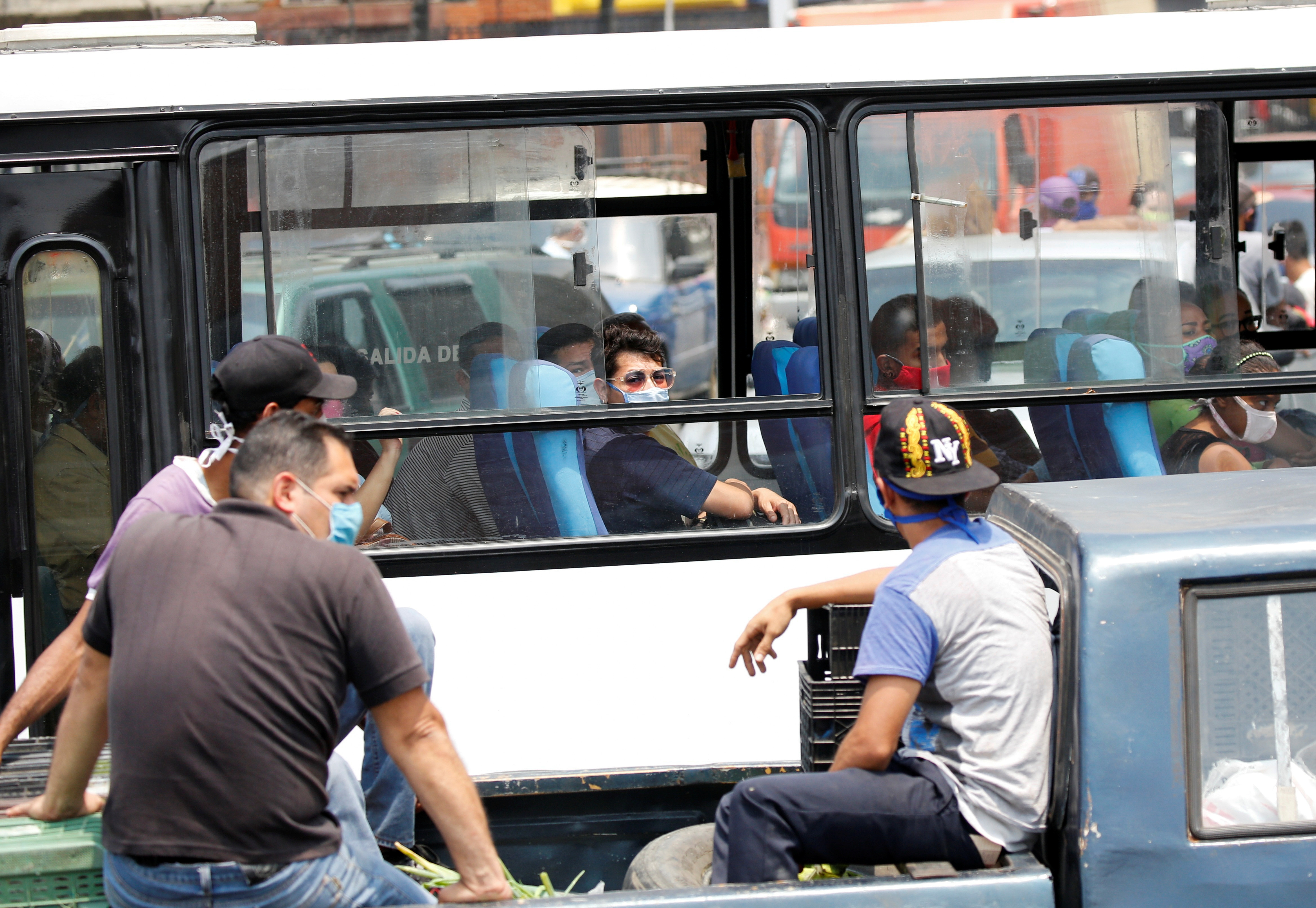 Transportistas venezolanos temen contagiarse de coronavirus por falta de insumos