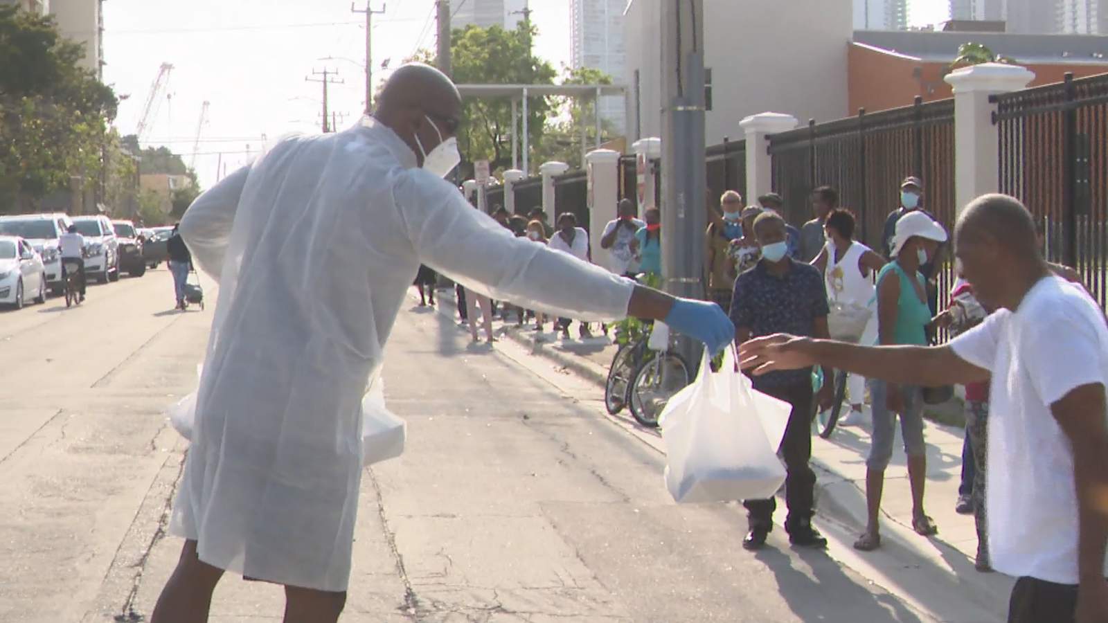 No se necesita automóvil para recibir alimentos gratis en el vecindario Overtown de Miami