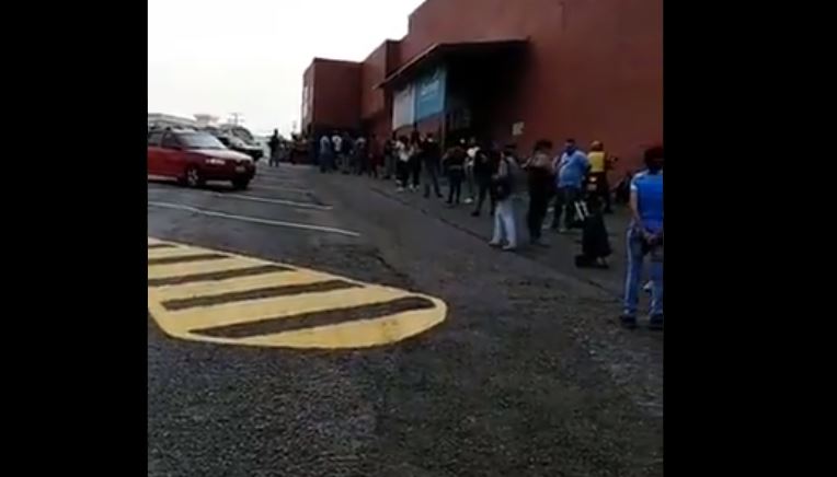 Las largas colas para comprar comida en los supermercados en San Cristóbal #15Abr (Video)