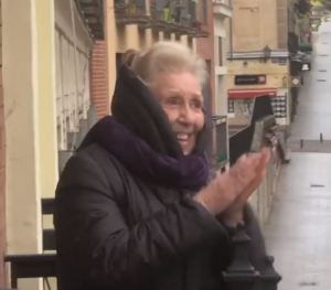 En medio de la cuarentena, una abuelita española recibió emotiva sorpresa de cumpleaños por parte de sus vecinos