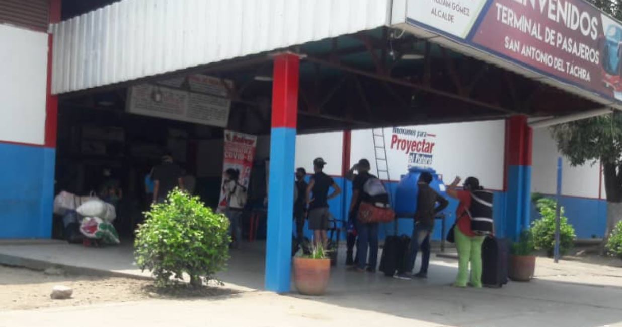 Chequearon a pasajeros que llegaron al terminal de San Antonio del Táchira desde Colombia (Fotos)