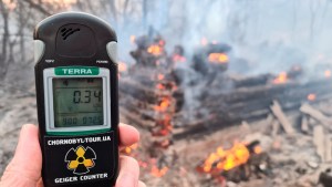 Altos niveles de radioactividad en zona de Chernóbil no permite extinción de incendio de hace tres días (VIDEO)