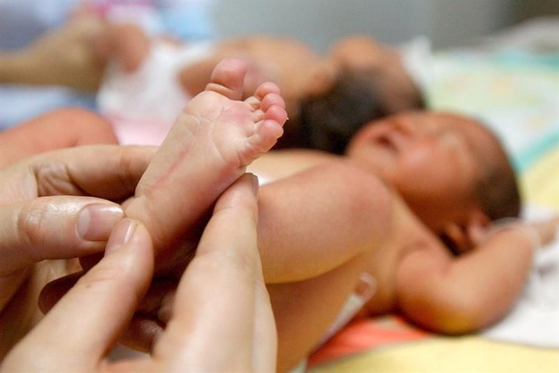 Aumentan los partos caseros por médicos copados y riesgos de contagio en Nueva York