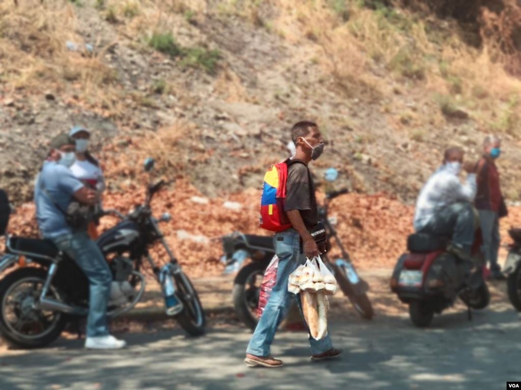 Venezolanos salen a la calle a trabajar a pesar de la cuarentena (FOTOS)