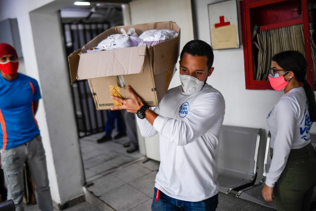 “Caídos del cielo”: Voluntarios llevan almuerzos a ancianos en una Caracas en cuarentena (Fotos)