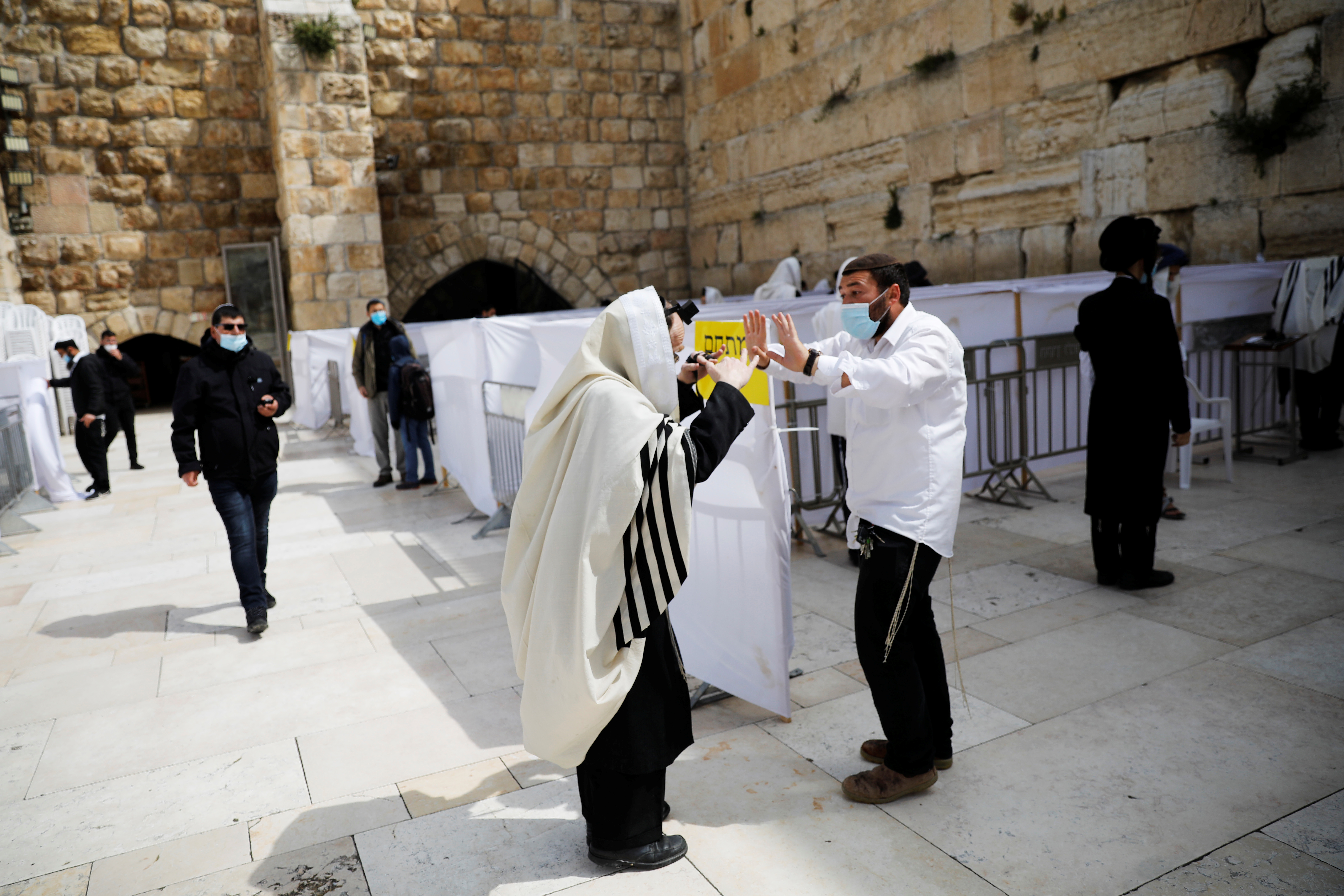 Con mascarillas y distancia, los fieles regresan al Muro de las Lamentaciones de Jerusalén