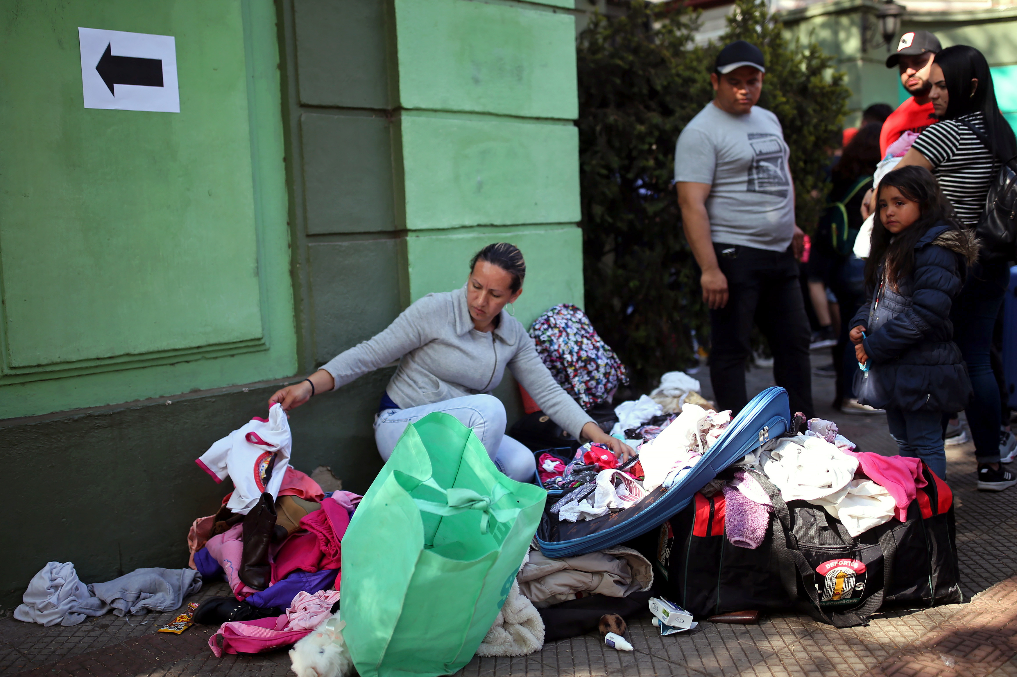 ¡Atrapados! Cientos de venezolanos esperan su retorno en un campamento callejero en Chile