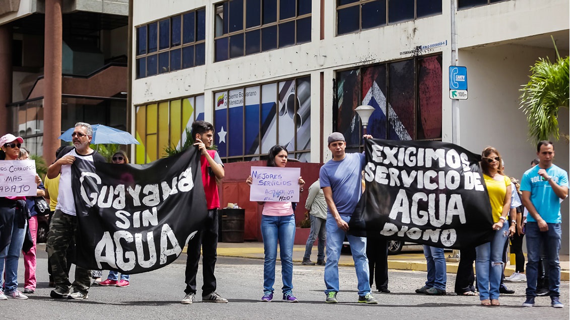 Venezolanos, sin más remedio que almacenar el agua