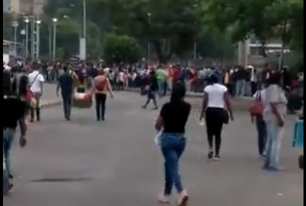 Hasta 40 minutos de cola hacen las personas en Charallave para ingresar al Metro #15May (VIDEO)