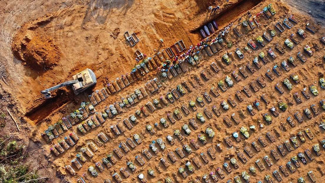 LA PEOR FOTO: Amazonas brasileño en colapso por fosas comunes con varios niveles por el Covid-19