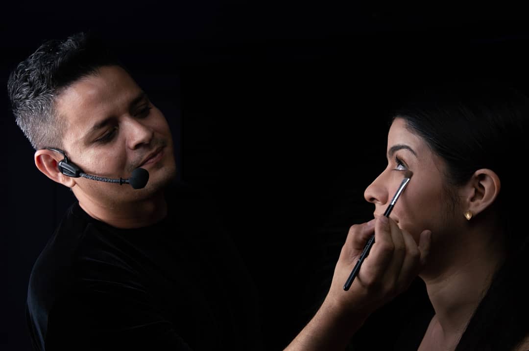 Culto a la belleza: Maquillador venezolano unió a mujeres de tres continentes con clases gratuitas