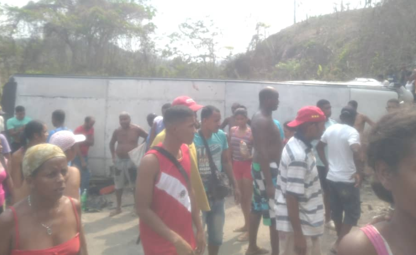 Volcamiento de una camioneta dejó al menos 26 lesionados en Higuerote (Foto)