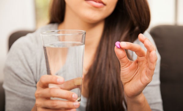 Así funciona la pastilla para atrasar la menstruación ¿es segura usarla?