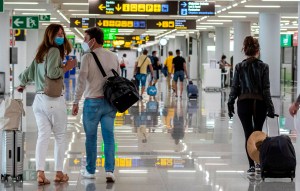 España extiende restricciones de viajes a países fuera de la UE