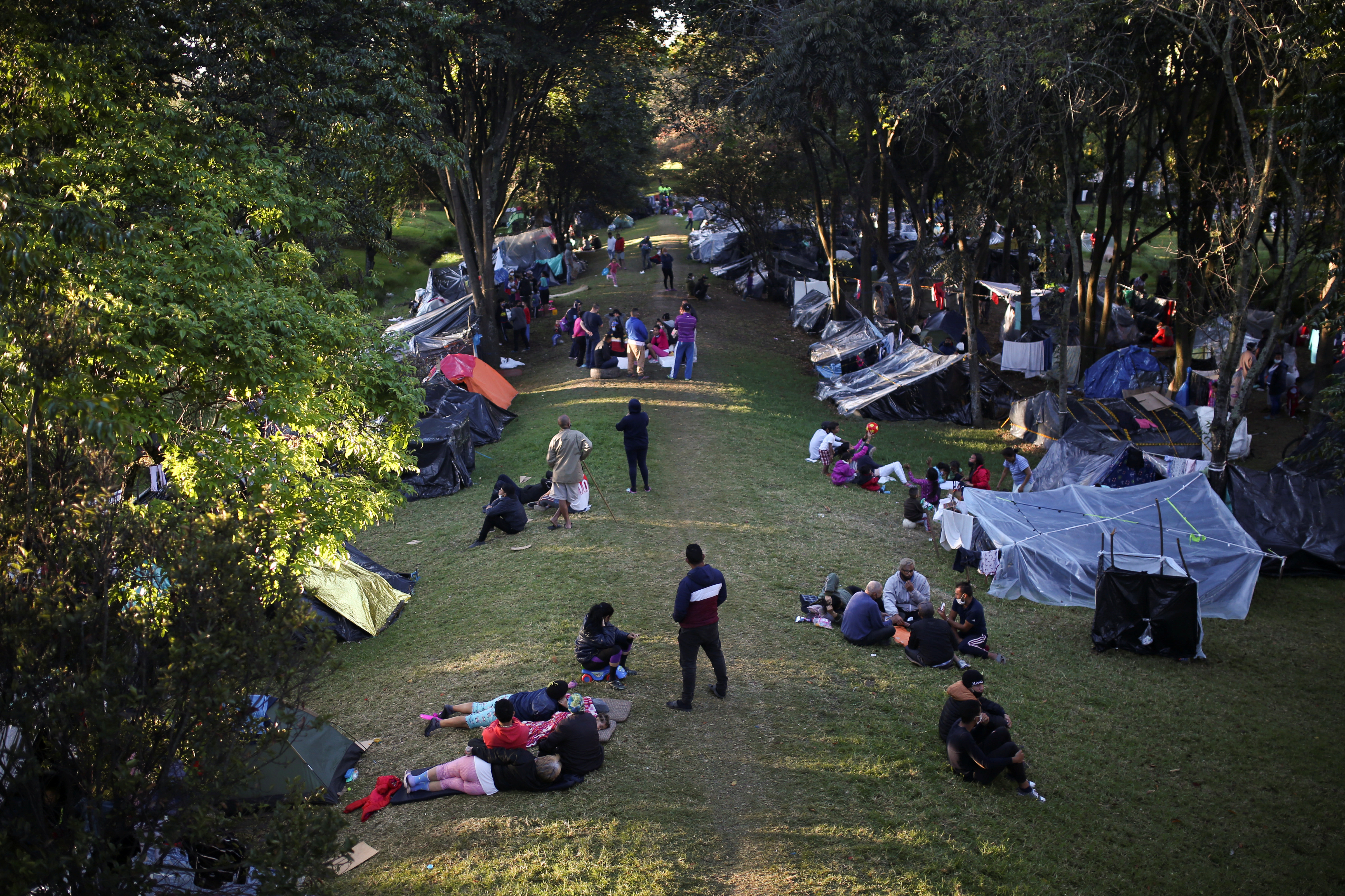 Cientos de venezolanos acampan en el norte de Bogotá mientras esperan regresar a casa (Fotos)