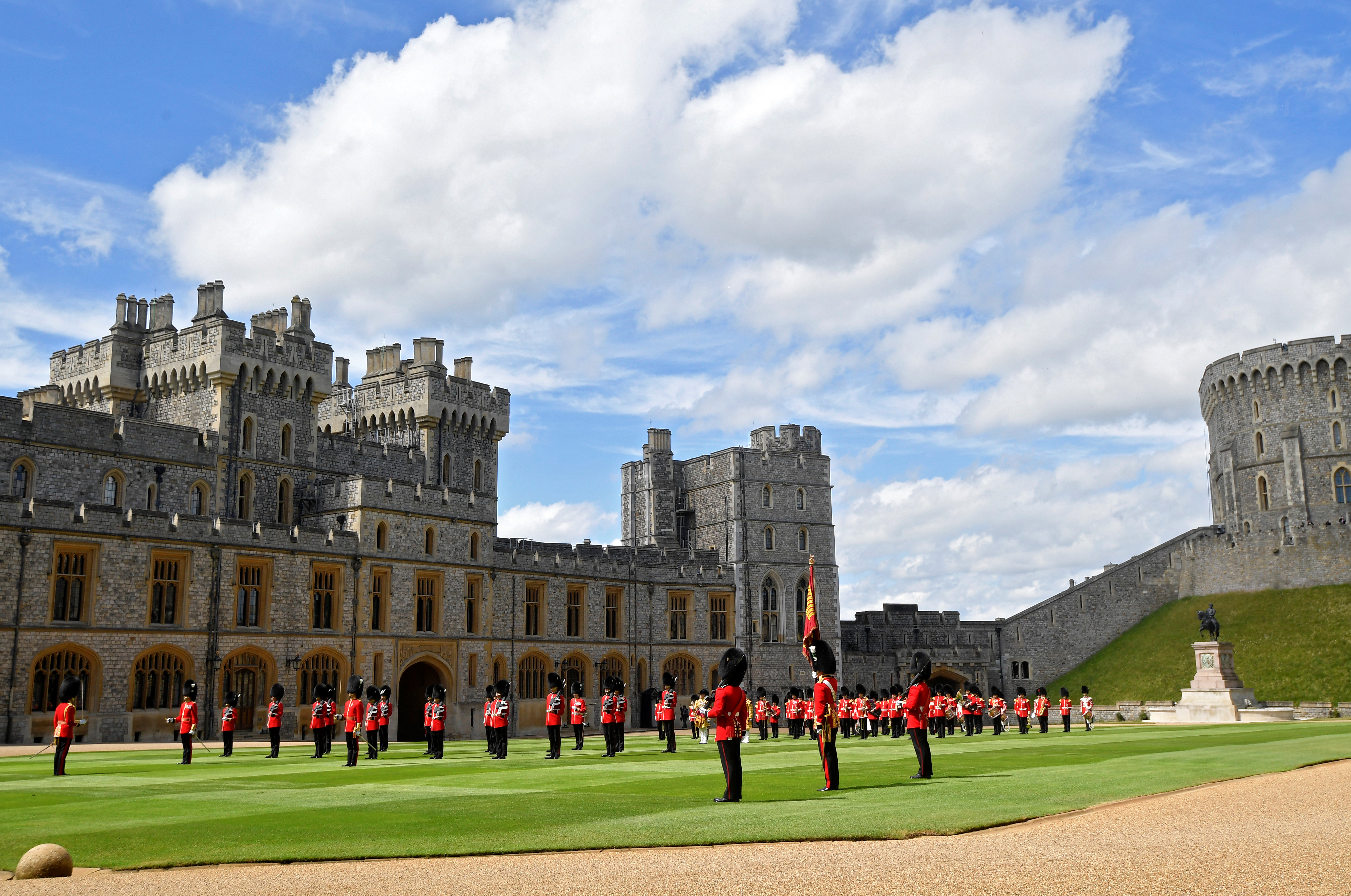 Detienen a un intruso armado que merodeó los terrenos del castillo de la reina Isabel II