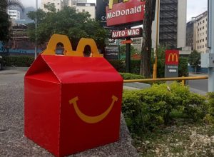McDonald’s en EEUU lanza la “cajita feliz” para adultos para recrear “una de las experiencias más nostálgicas”